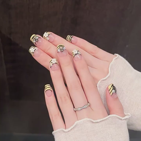 Bee Garden press-on nails with 3D bee and white flower playful designs - 360 degree product video showcase 🐝🌼